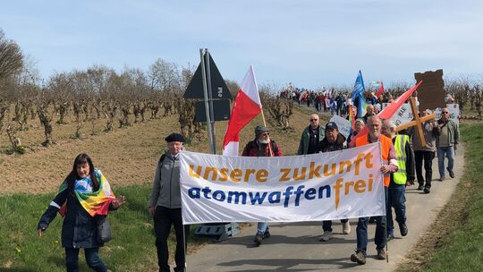 Mehr als 300 Menschen nehmen nach Veranstalterangaben am Bücheler Ostermarsch teil und warnen vor einem erneuten atomaren Rüstun