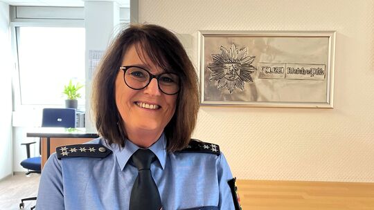 Claudia Müller vor ihrem Büro im achten Stock des Polizeipräsidiums Koblenz: Die heute 61-Jährige war 1987 die erste Frau bei de
