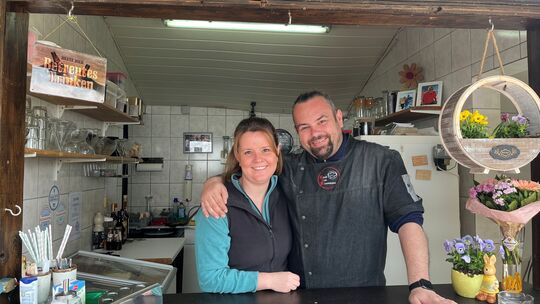 Claudia Weindel und Daniel Müller hoffen, dass ihr Kiosk am Wiesensee auch ohne Wasser viele Besucher anzieht.