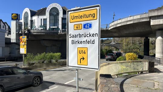 Autofahrer, aufgepasst! Die Naheüberbauung ist mal wieder für mehrere Monate wegen Sanieruingsarbeiten halbseitig gesperrt.