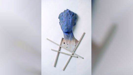 Mit von der Partie ist bei den Kunsttagen Winningen in diesem Jahr auch Reinhard Voss mit seinen menschelnden Holzplastiken.