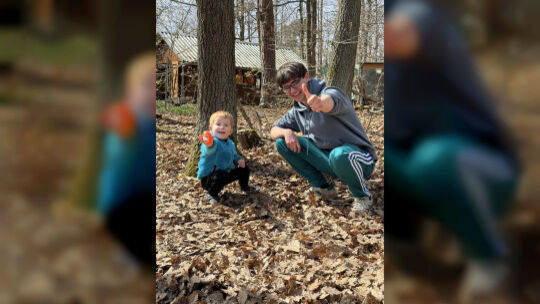 Auch der kleine Hannes Röppel war erfolgreich und präsentierte stolz mit seinem Cousin Lennard das gefundene Osterei.