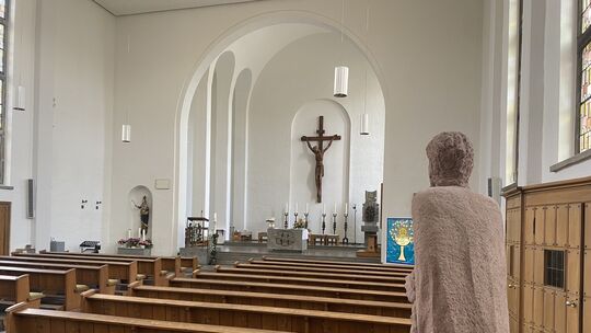 Sankt Jakobus blickt auf die kürzlich im Innenraum renovierte katholische Kirche in Altenkirchen. Das Gotteshaus bietet 300 Besu