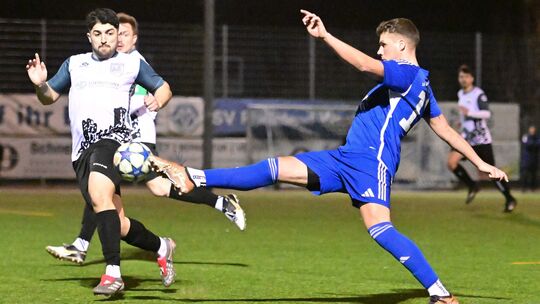 Im Abstiegskampf ist für Tizian Karaschewitz (am Ball) und die SG Westum/Löhndorf voller Körpereinsatz gegen Schlusslicht Urbar