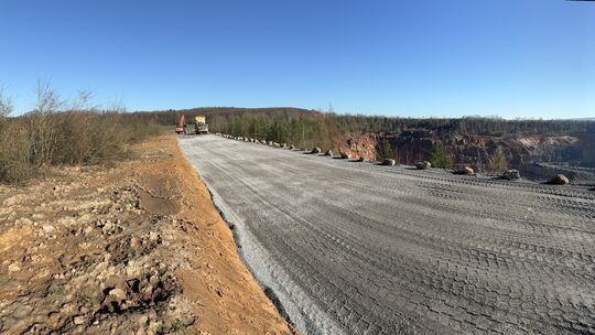 Die Förderstraße der Firma Schaefer Kalk im Bereich Hengen wird derzeit gebaut.