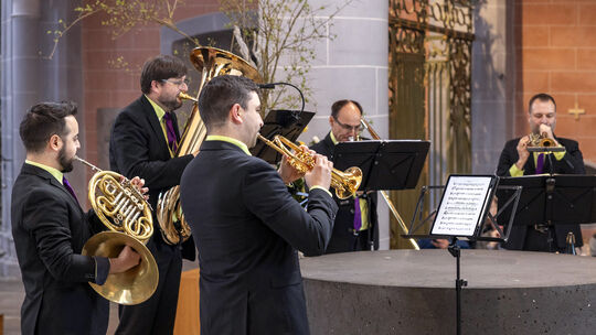 Christian Scholz (Trompete), Nick Pscheidt (Trompete), Luis Oliveira (Horn), Lars Proxa (Posaune) und Nikolai Kähler (Tuba) zaub