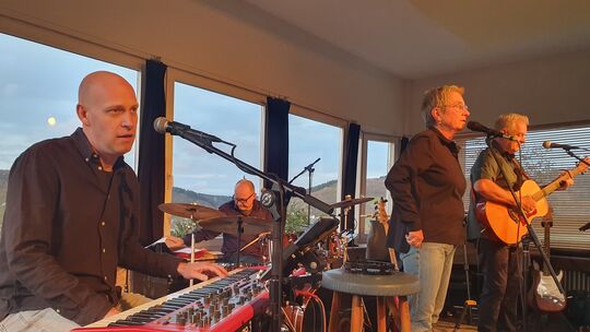 Ruth Schiffer und die drei Faltigen bestritten das erste Programm anno 2026 im Haus Waldfrieden.