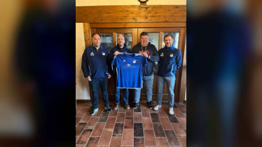 Die Fußball-Abteilungsleiter des TV Hettenrodt, Daniel Schreiber (links) und Mathias Kullmann rahmen die künftigen Trainer des V