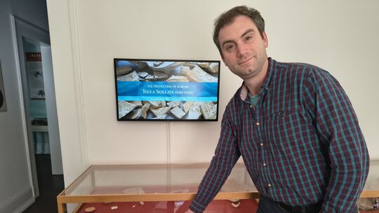 Museumsleiter Gabriel Heeren freut sich, den Besuchern einen Film über den Herstellungsprozess von Terra Sigillata zeigen zu kön