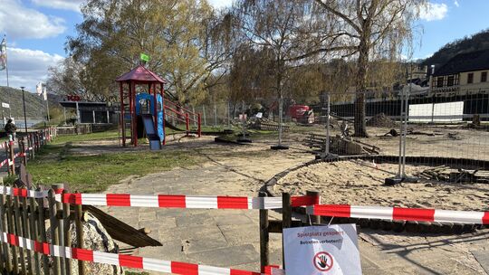 Der aktuelle Spielplatz am Oberweseler Rheinufer ist gesperrt. Er muss für neue Spielflächen weichen.