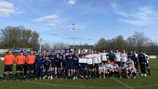 Die SG Wallmenroth/Scheuerfeld (in Blau) und der SV Adler Niederfischbach (in Weiß) setzten ein starkes Zeichen für Solidarität.