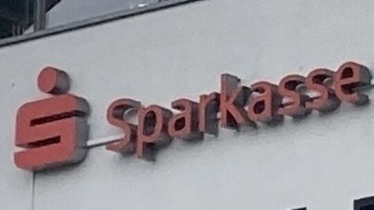 Die Sparkassen Westerwald-Sieg (hier das Logo am Gebäude in Hachenburg) und Neuwied bleiben eigenständig. Die Sondierung über ei