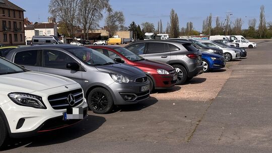 Auf der Pfingstwiese darf weiter kostenlos geparkt werden. Eine Bewirtschaftung rechnet sich nicht.