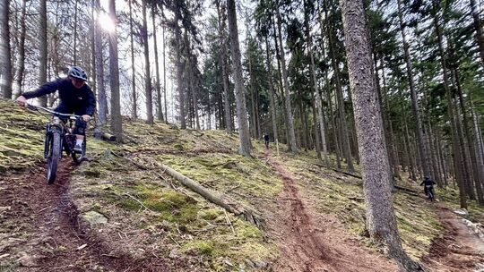Die ersten Meter des Richtung Bruschied führenden Trails sind fahrtechnisch nicht ohne...
