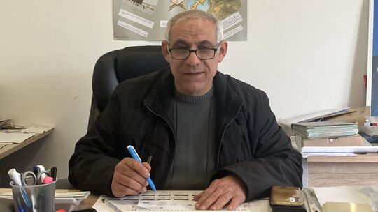 Ali Hamdan am Schreibtisch seiner Firma, dort führt er auch sonntags ehrenamtliche Beratungsgespräche durch.