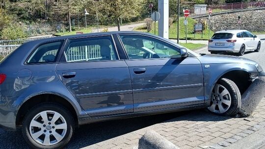 Auf dem Heimweg hat eine 86-Jährige Pech: Sie kommt mit ihrem Pkw in Betzdorf von der Straße ab und kracht gegen Poller.