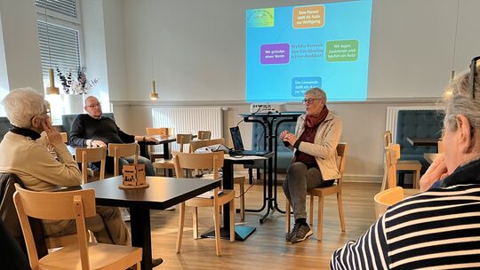 Rückkehrerin Sabine Liedtke möchte in Hillscheid für ein Carsharing werben.