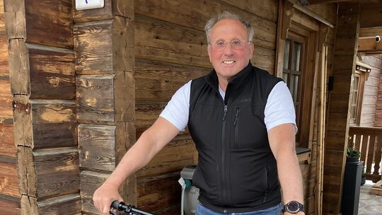 Christoph Sagner hält sich natürlich selbst fit und verbindet das Angenehme mit dem Nützlichen: mit dem E-Bike führt er eine Reh