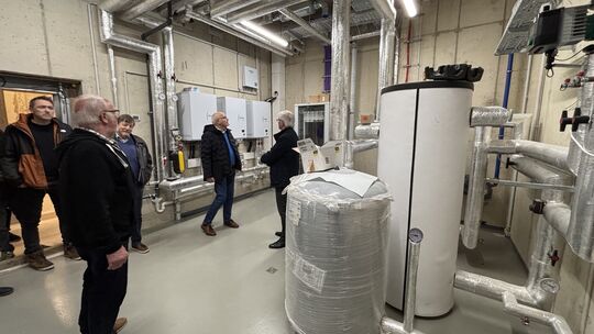 Wie hier im Technikbereich überzeugte sich die Projektgruppe vom Baufortschritt des neuen Rathauses in Wissen.