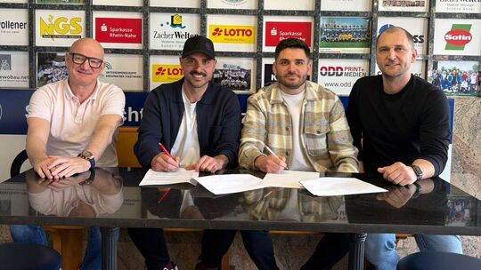 Besiegeln die Zusammenarbeit bei Eintracht Bad Kreuznach: Mario Spreitzer (von links), Amin Ouachchen, Baris Yakut und Patrick K