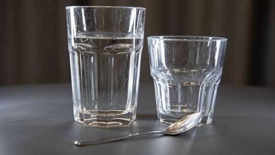 Zwei Gläser stehen nebeneinander