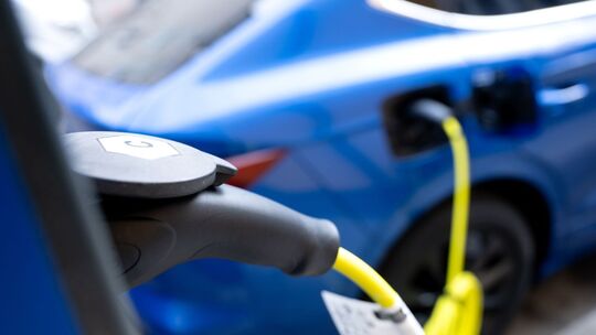 Elektroauto an Ladesäule Elektroauto an Ladesäule