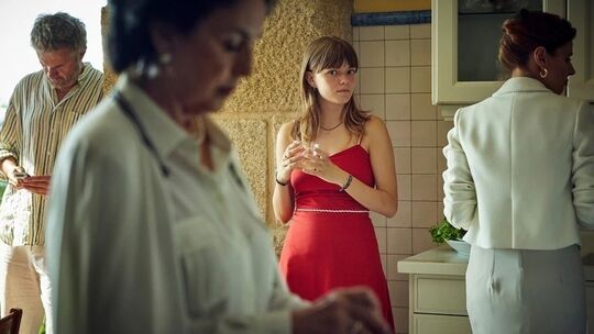 Marina (Llúcia Garcia, Mitte) stößt bei der Familie ihres verstorbenen Vaters auf eine Mauer aus Schweigen.