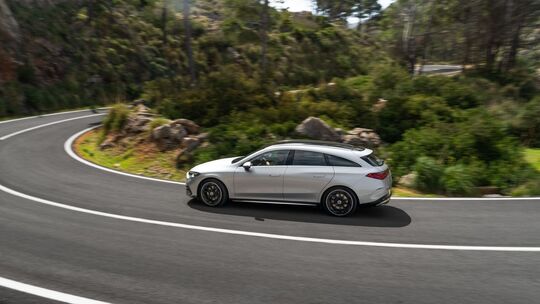 Der elektrische Mercedes-Benz CLA Shooting Brake unterwegs auf Ma