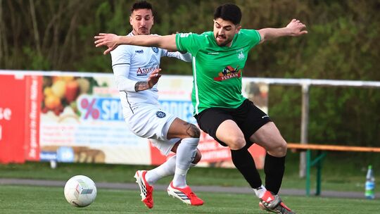 Giovanni Landi (weißes Trikot, hier im Duell mit Mustafa Madanoglu) hatte einen großen Anteil am Sieg des HSV Neuwied gegen den