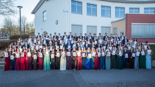 Die erfolgreichen Abiturientinnen und Abiturienten stellten sich zum gemeinsamen Gruppenbild auf.
