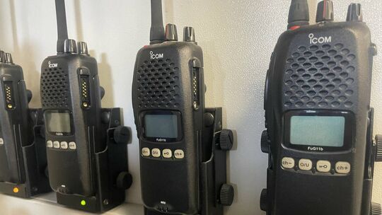 Funkgeräte stehen im Katastrophenschutzzentrum des Landkreises, das derzeit noch in Gebäudeteilen des ehemaligen Hela-Baumarktes