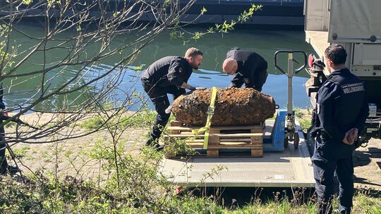 Der Kampfmittelräumdienst verstaut die Bombe, die am 2. April im Rhein in Koblenz gefunden wurde.