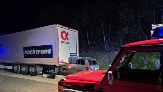 Am Stauende kam es zu einem Unfall: Ein PKW fuhr unter einen Lkw. Am Stauende kam es zu einem Unfall: Ein PKW fuhr unter einen Lkw.