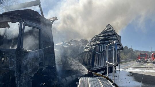 Ein LNG-Tank am brennenden Lkw musste von der Feuerwehr gekühlt werden. Ein LNG-Tank am brennenden Lkw musste von der Feuerwehr gekühlt werden.
