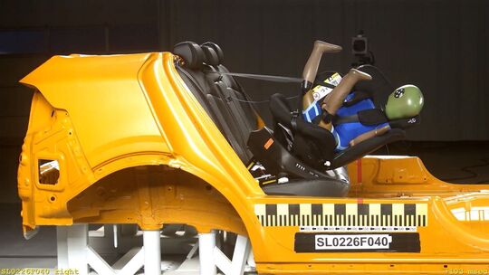 Ein Autokindersitz beim Crashtest