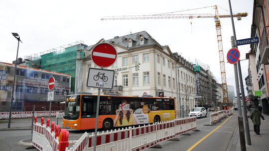 In der Koblenzer Clemensstraße steht derzeit ein Kran, er ist Teil der Baustelleneinrichtung zur Sanierung des Theaters.