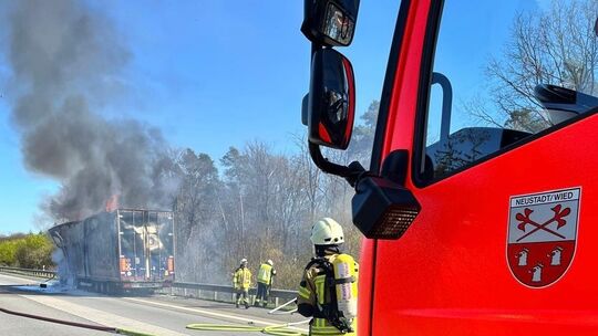 Aufwendige Löscharbeiten am Dienstagnachmittag auf der A3: Der ausgebrannte Lkw samt Auflieger kann noch nicht geborgen werden.