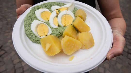 Teller mit einem klassischen "Grüne Soße"-Gericht