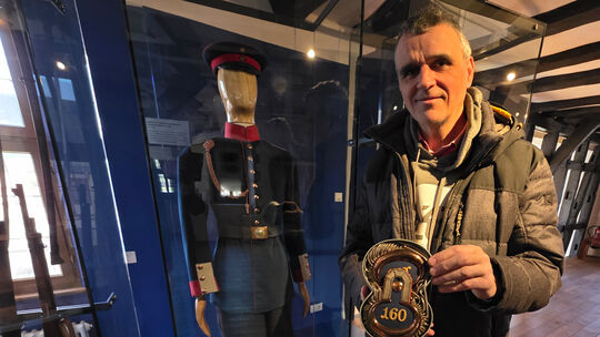 Museumsleiter Alfred Meurer präsentiert eines der von den Kadetten erhaltenes Objekt: Schulterklappen der ehemals in Diez statio