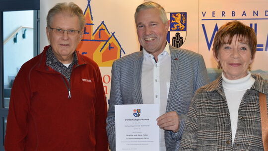 Für sie gab es den Ehrenamtspreis der VG Wallmerod im Doppelpack: Bürgermeister Klaus Lütkefedder (Mitte) überreichte die Urkund