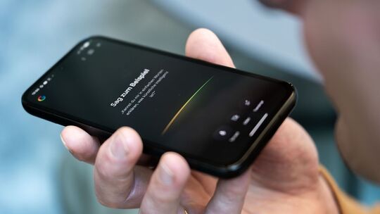 Ein Mann nutzt die Funktion Search Live von Google