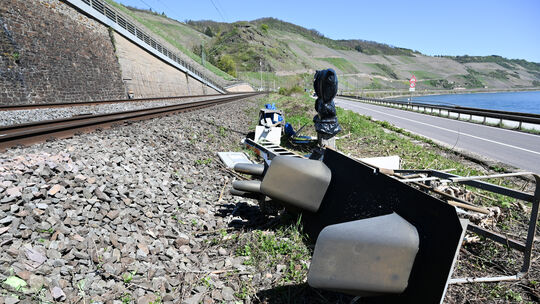 Auch wenige Tage nach dem Unfall zwischen Bahnstrecke und B9 zwischen Boppard und Spay sind die Folgen sichtbar: Es hat Anlagen