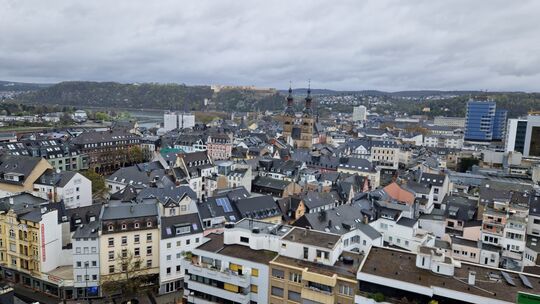 Einmaliger Ausblick aus dem Sparkassen-Hochhaus: Blick auf Liebfrauenkirche und Festung aus einmaliger Perspektive.