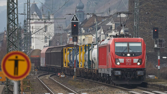 Ein Güterzug rollt durch Kaub am rechten Rheinufer. Bahnanwohner im Tal leiden teils unter zu hohen Lärmpegeln, wie die Bürgerin