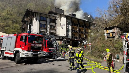 Dichte Rauchschwaden steigen in den Himmel empor. Das Hotel Weißmühle brennt.