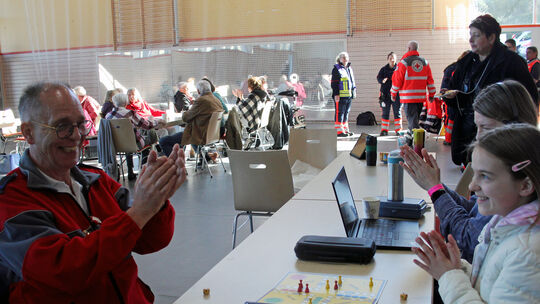 Beifall für die Einsatzkräfte: In der Legiahalle brandete Applaus auf, als verkündet wurde, dass die Bombe entschärft ist und al