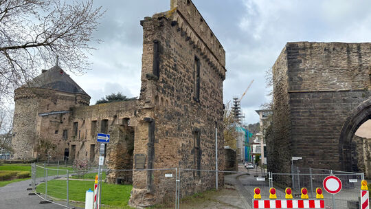 Von der Stadtmauer im Bereich der kurfürstlichen Burg haben sich kleinere Steine und Mörtel gelöst. Nach einer statischen Überpr