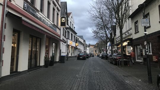 Wird die Bachovenstraße zur Fußgängerzone? Ramon Vallazza warnt vor negativen Auswirkungen für die Sinziger Wirtschaft.