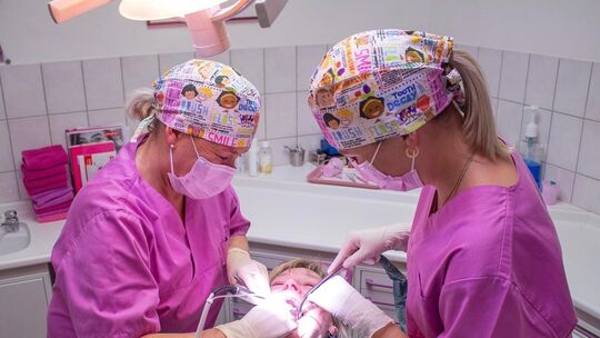 In der Zahnarztpraxis Hager in Rhaunen treffen Erfahrung und Zukunft aufeinander: Auch nach dem 30-jährigen Bestehen setzt die P