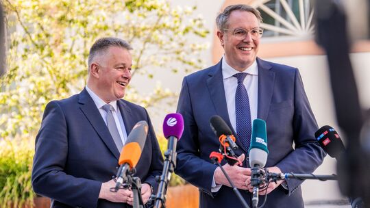 Gute Laune: Gordon Schnieder (links, CDU), Spitzenkandidat und Wahlsieger der zurückliegenden Landtagswahl, und der noch amtiere